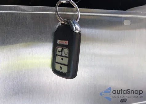 2019 Honda Insight Touring z USA, uszkodzony, nr VIN 19XZE4F96KE000942